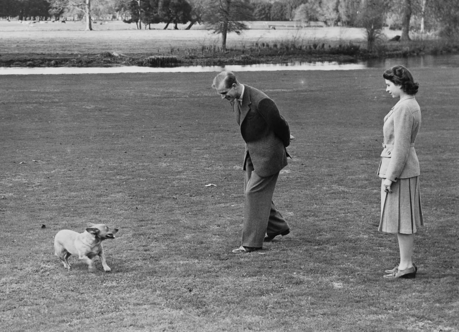 Para królewska bawiąca się z Susan, pieskiem corgi monarchini, podczas miesiąca miodowego w posiadłości Broadlands w Hampshire (Fot. Getty Images)