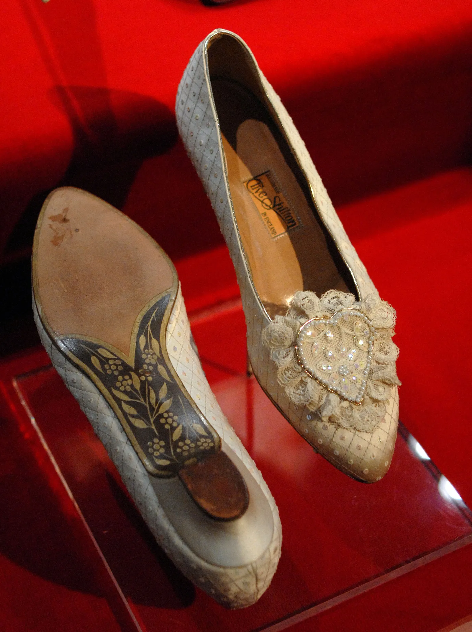 Diana miała namalowane serce pomiędzy literami C i D na podeszwach swoich ślubnych butów (Fot. Getty Images)