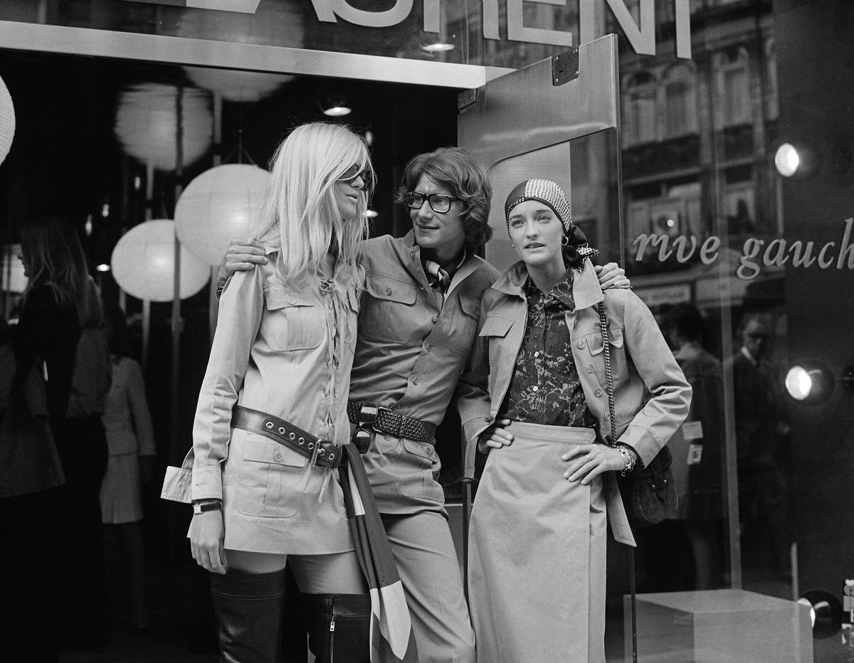 Z Betty Catroux i Loulou de la Falaise przed butikiem Rive Gauche 