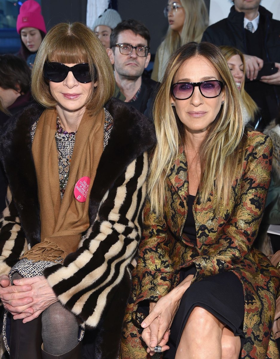 Anna Wintour i Sarah Jessica Parker na pokazie Calvina Kleina, podczas New York Fashion Week, luty 2017 (Fot. Dimitrios Kambouris, Getty Images)