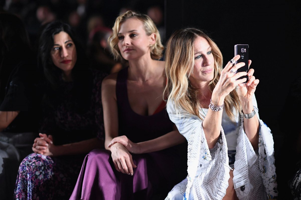 Diane Kruger i Sarah Jessica Parker na pokazie Prabala Gurunga, podczas New York Fashion Week (Fot. Dimitrios Kambouris, Getty Images)