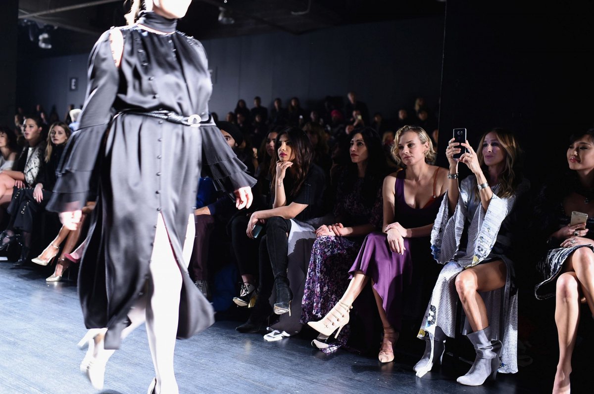 Diane Kruger i Sarah Jessica Parker na pokazie Prabala Gurunga, podczas New York Fashion Week (Fot. Dimitrios Kambouris, Getty Images)