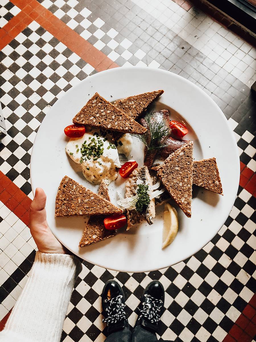 Talerz trzech śledzi autorstwa Harel w Restauracji Naboku