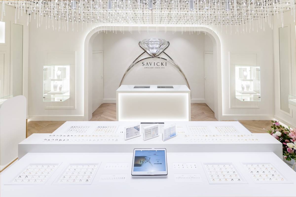 Historia wyjątkowej polskiej marki jubilerskiej Savicki. Rodzina Sawickich, która tworzy markę biżuterii Savicki, kieruje się filozofią Share Your Love, i w życiu, i w biznesie.