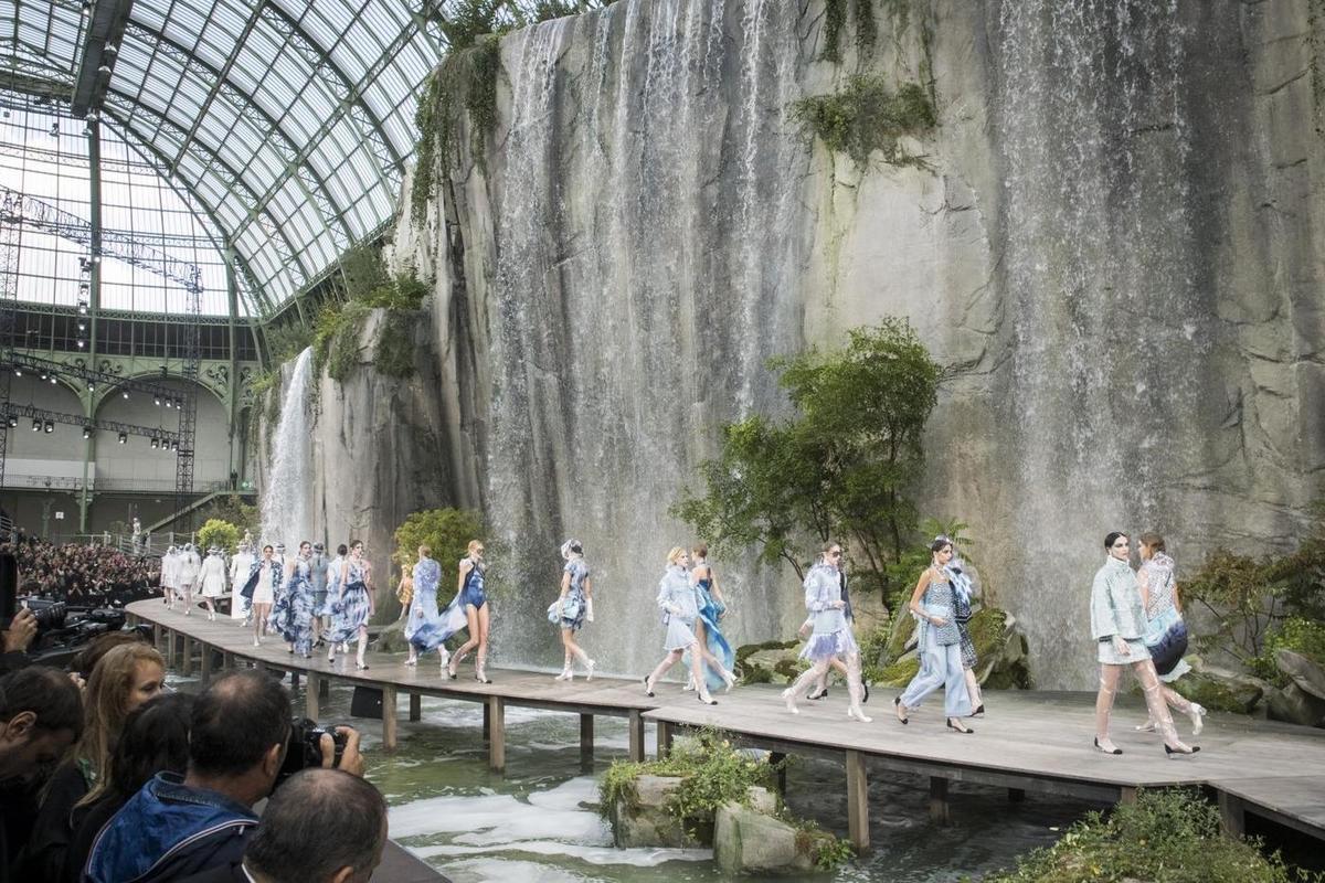 Klif z wodospadami, zaprojektowany na pokaz kolekcji Chanel na sezon wiosna-lato 2018.