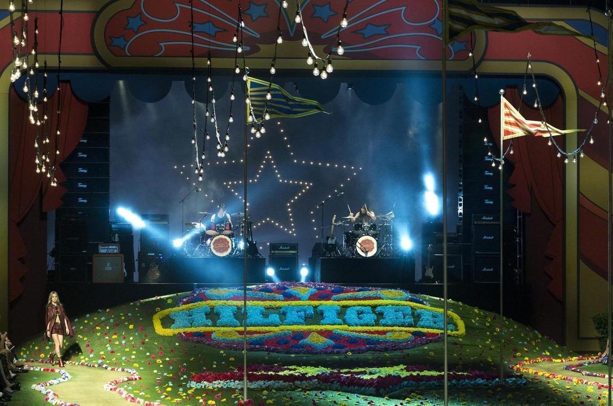 Scena muzyczna z instrumentami, przed którą znajduje się dywan z kwiatów. Całość posłużyła za scenografię  pokazu kolekcji Tommyego Hilfigera wiosna-lato 2015.