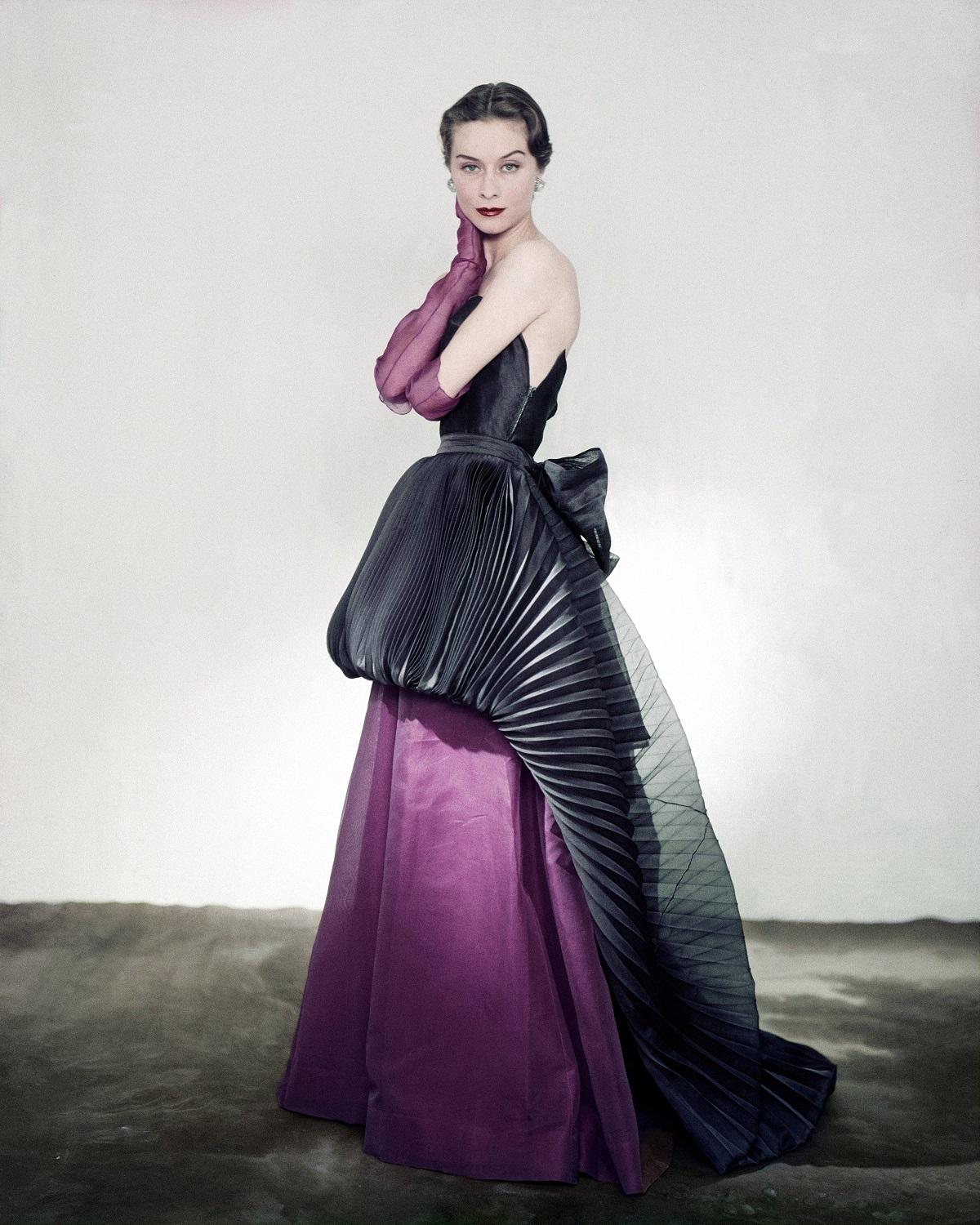 Suknia Schiaparelli w Vogueu w 1951 roku