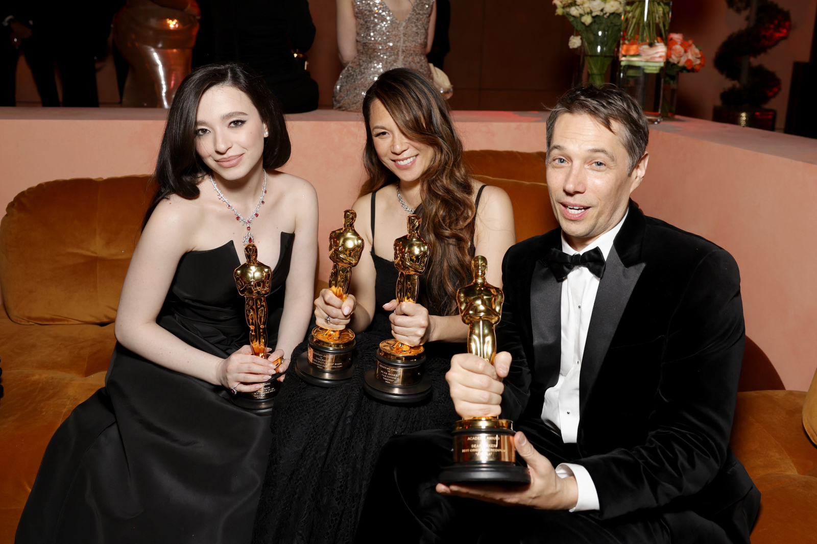 Mikey Madison, Samantha Quan i Sean Baker na oscarowym afterparty Vanity Fair / (Fot. Stefanie Keenan/VF25/WireImage for Vanity Fair)