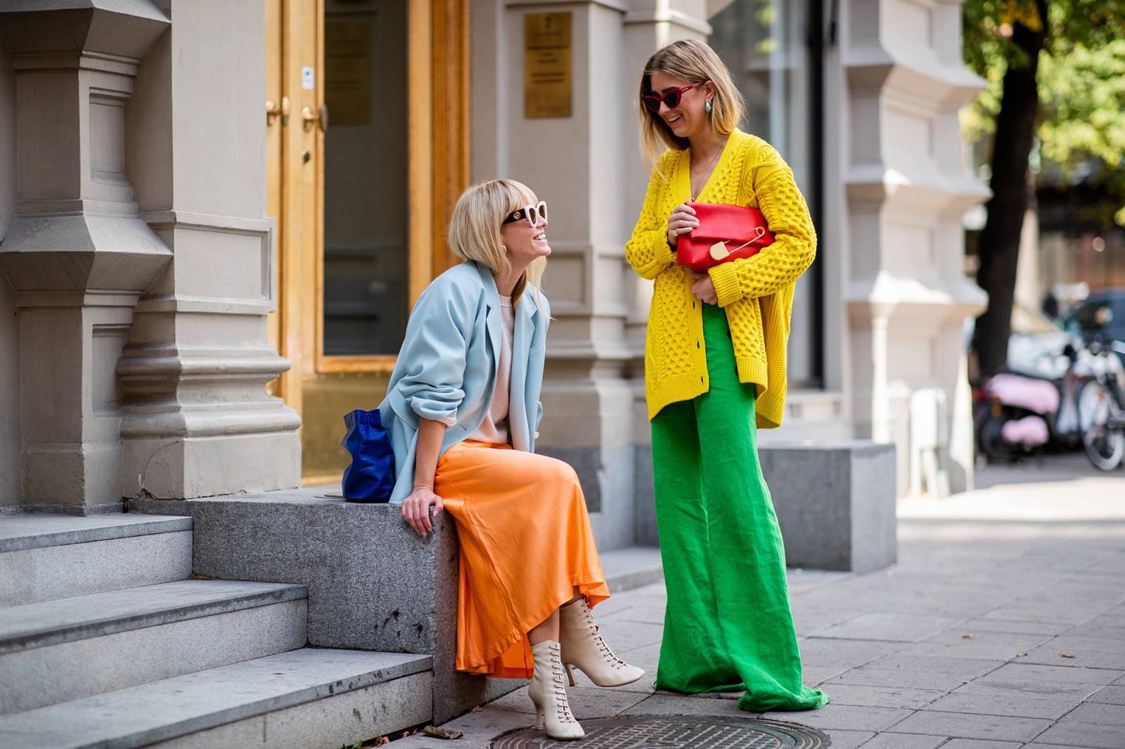 Emili Sindlev i Jeannette Madsen podczas tygodnia mody w Sztokholmie