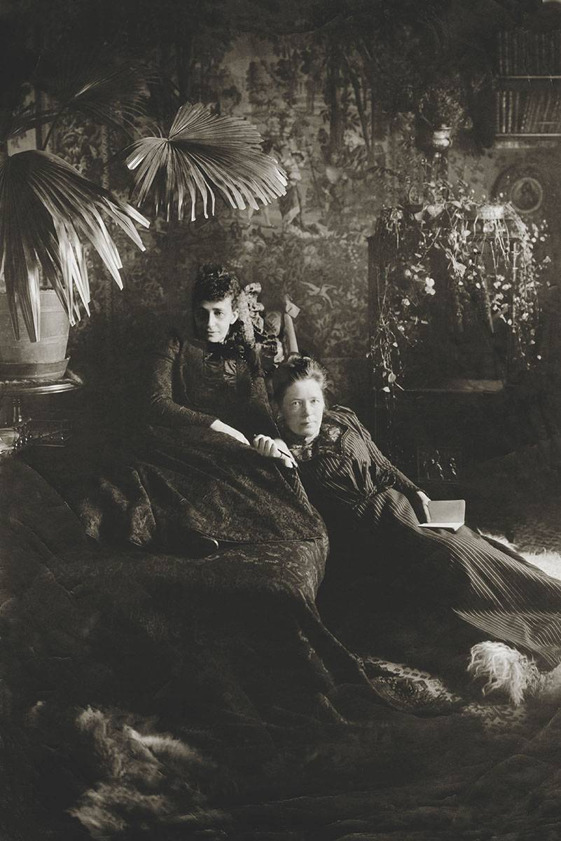 2.Selma Lagerlöf i Sophie Elkan sfotografowane przez Axela Larsona w mieszkaniu Sophie około 1900 roku, po ich powrocie z podróży na Bliski Wschód.