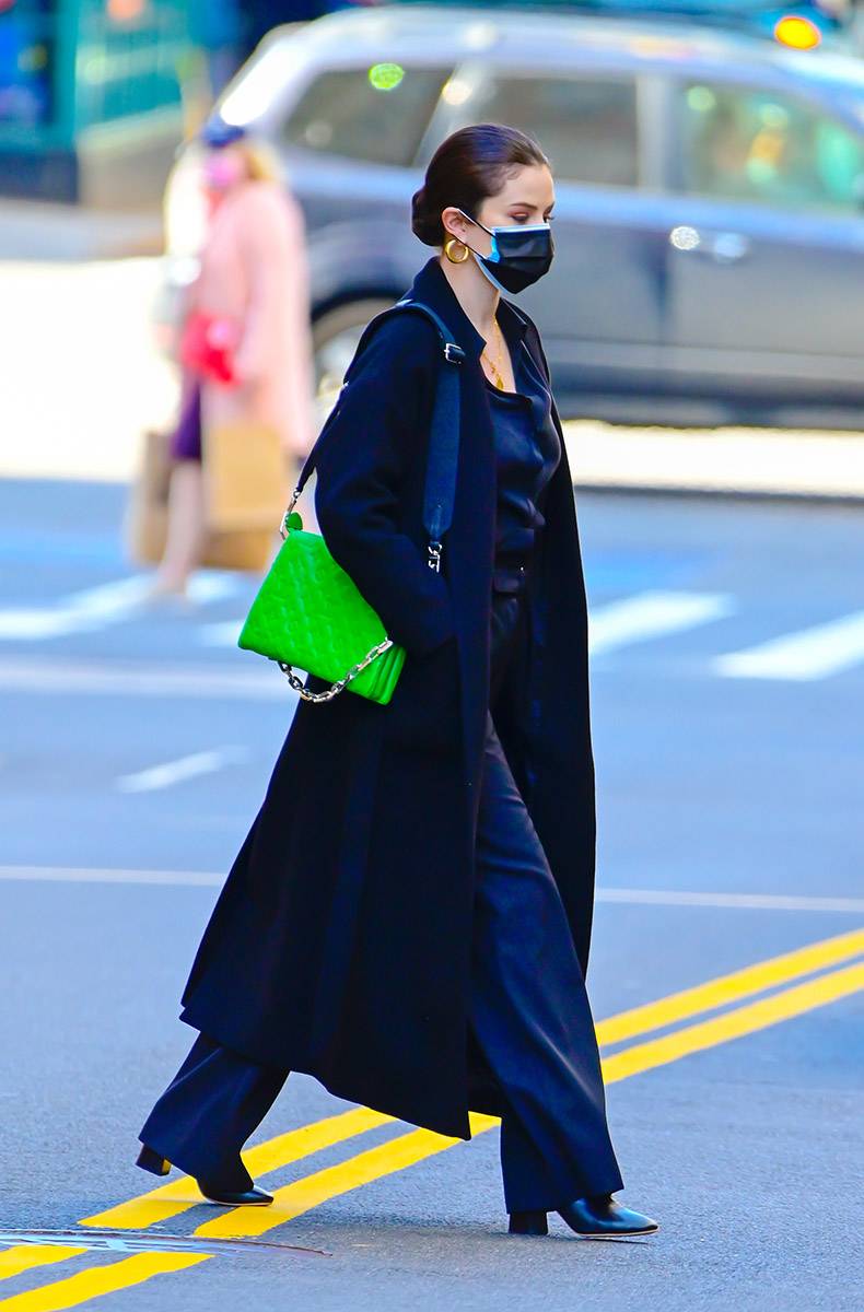 Selena Gomez z torebką Louis Vuitton (Fot. Raymond Hall/GC Images)