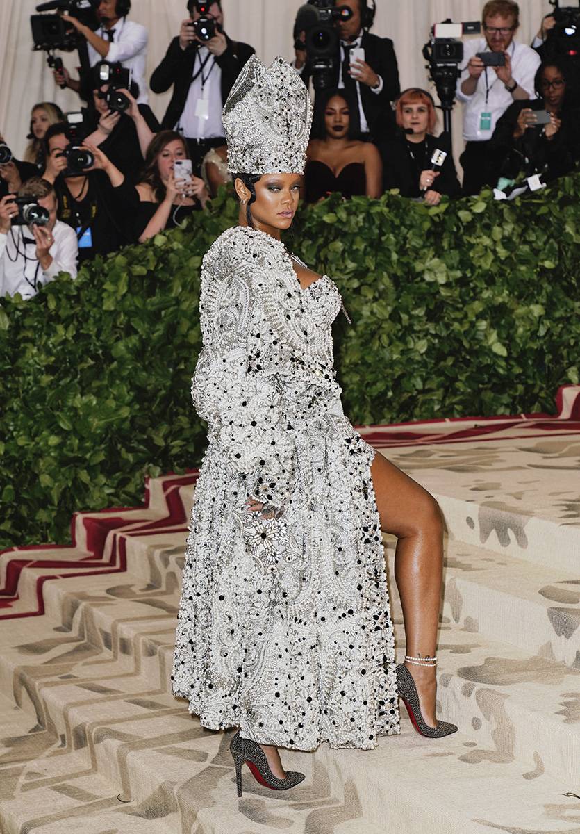 Kreacja projektu Maison Margiela, w której Rihanna wystąpiła na Gali Met w 2018 roku (Fot. Lee Jackson/Getty Images)