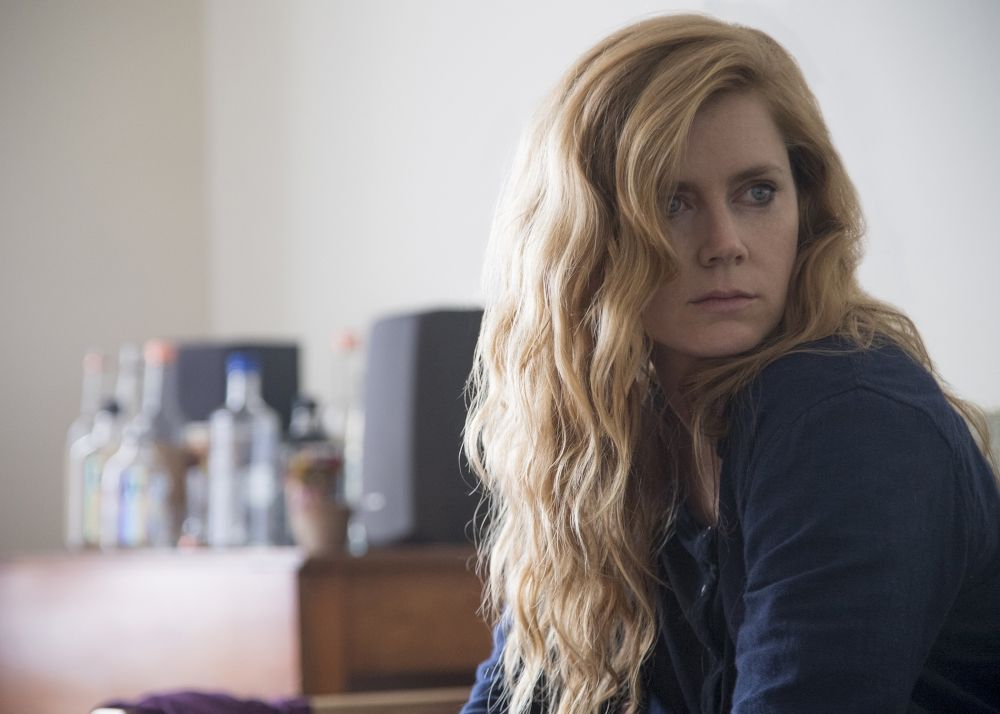 Amy Adams w serialu Ostre przedmioty (Fot. Materiały prasowe HBO)