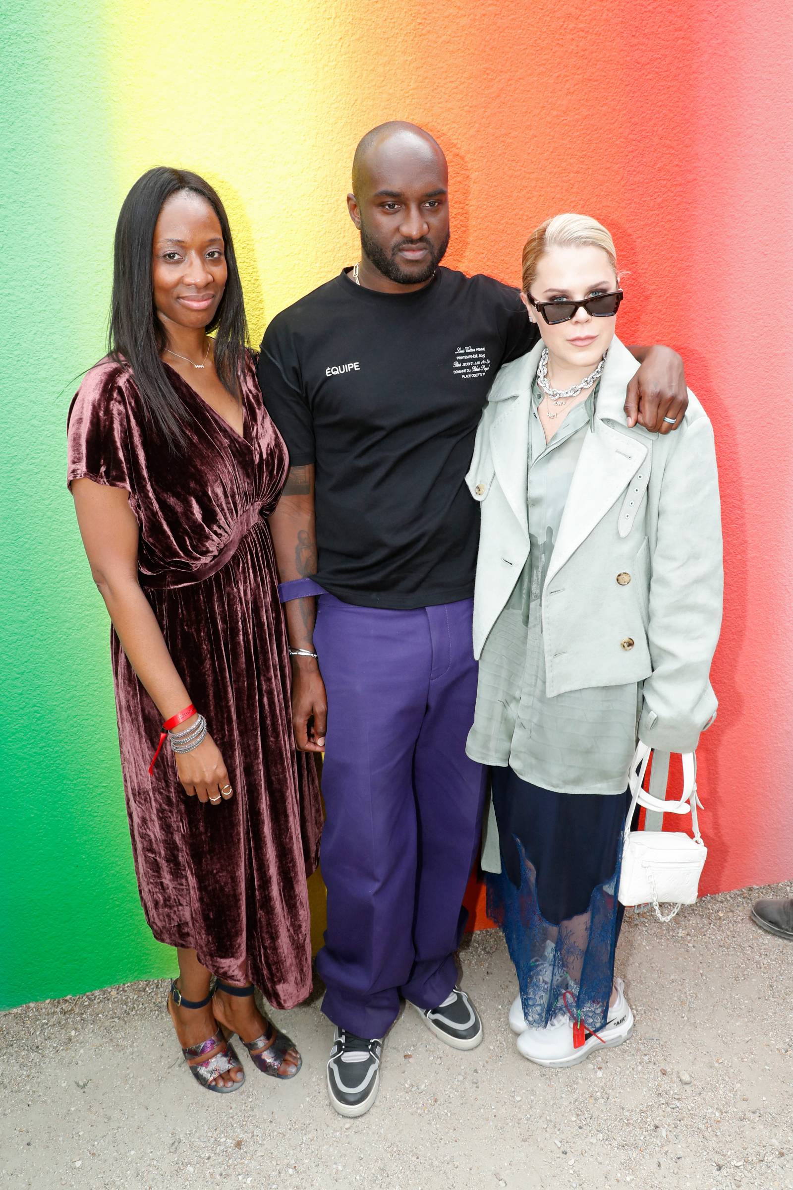 Z Virgilem i jego siostrą po jego debiutanckim pokazie dla Louis Vuitton ( Fot. Getty Images)