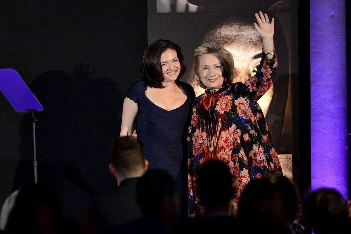 Sheryl Sandberg i Hillary Clinton na 20. gali Women for Women (Fot. Shahar Azran, Getty Images)
