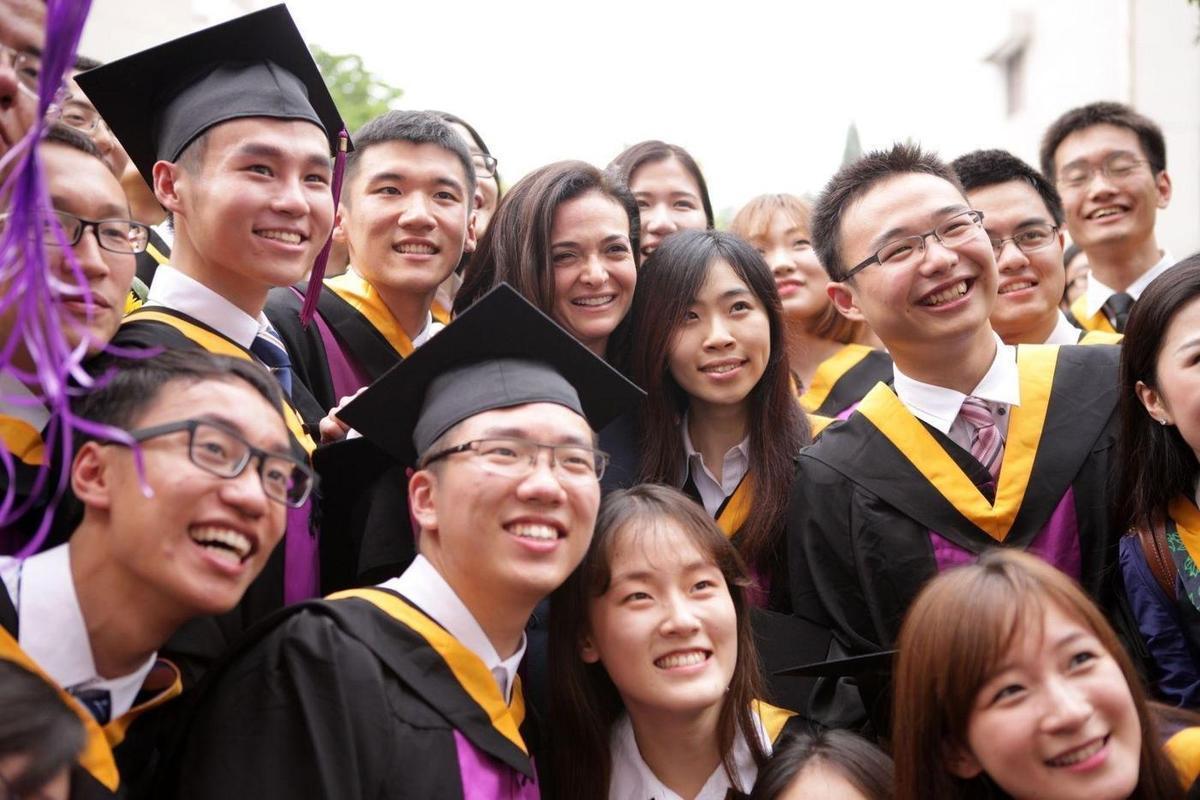 Sheryl Sandberg ze studentami Uniwersytetu Tsinghua (Fot. VCG, Getty Images)
