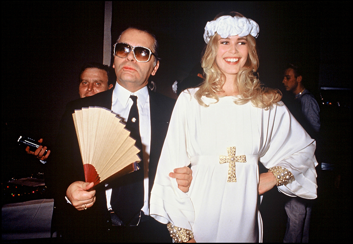 Claudia Shiffer i Karl Lagerfeld za kulisami pokazu kolekcji Chanel na sezon jesin-zima 1991-1992 (Fot. Getty Images)