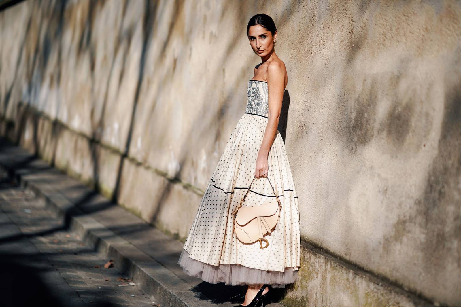 Street style podczas tygodnia mody w Paryżu (Fot. Edward Berthelot/Getty Images)