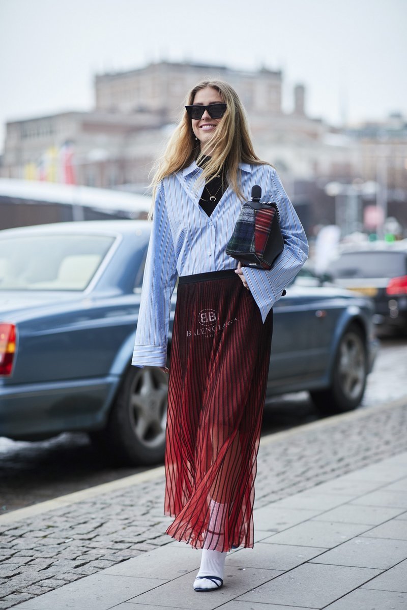 Emili Sindlev w spódnicy Balenciagi i z torebką Loewe podczas tygodnia mody w Sztokholmie