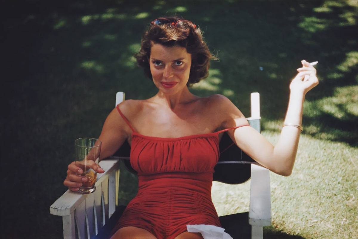Rita Aarons na Hawajach w 1955 r. / Fot. Fot. Slim Aarons/Getty Images