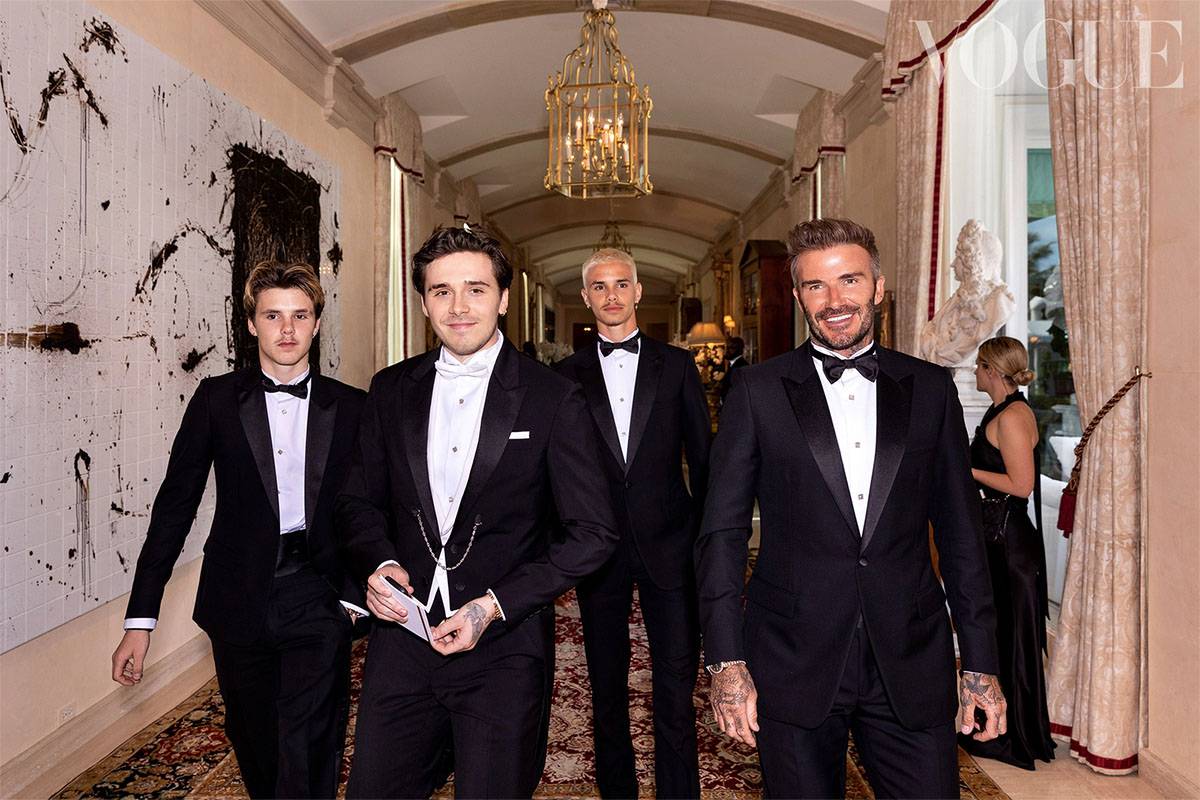 Pan młody ze swoim ojcem, Davidem Beckhamem, i braćmi – oraz drużbami – Cruzem i Romeo. (Fot. German Larkin)