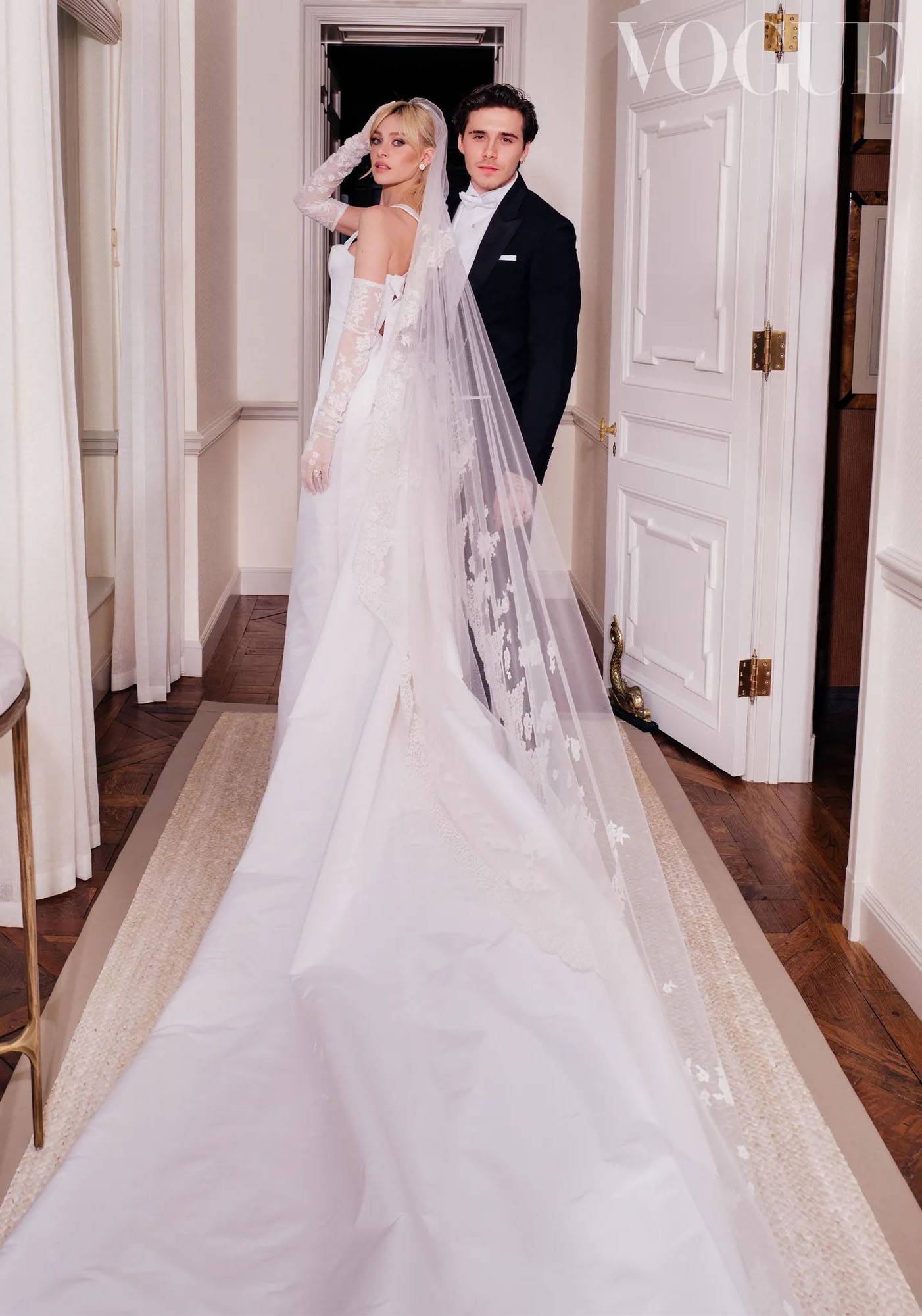 Brooklyn Beckham i jego żona Nicola w kreacji Valentino couture w dniu ślubu (Fot. German Larkin)