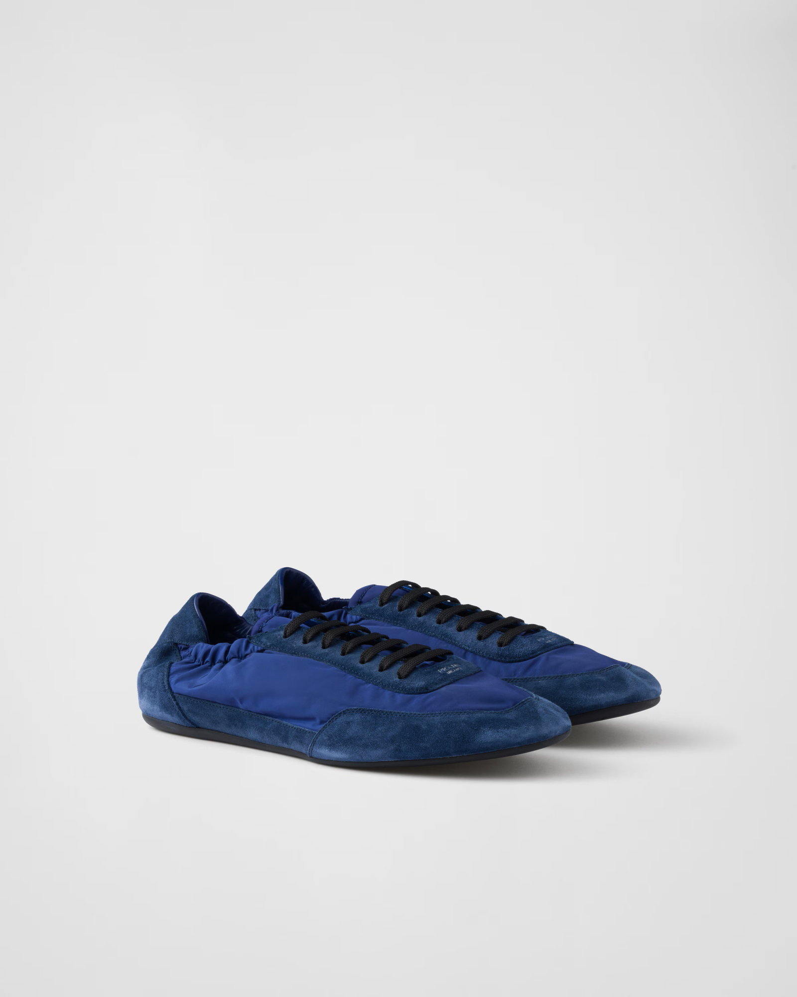Sneakersy derby w kolorze niebieskim od Prady, z finezyjną cholewką i klasycznym sznurkiem.