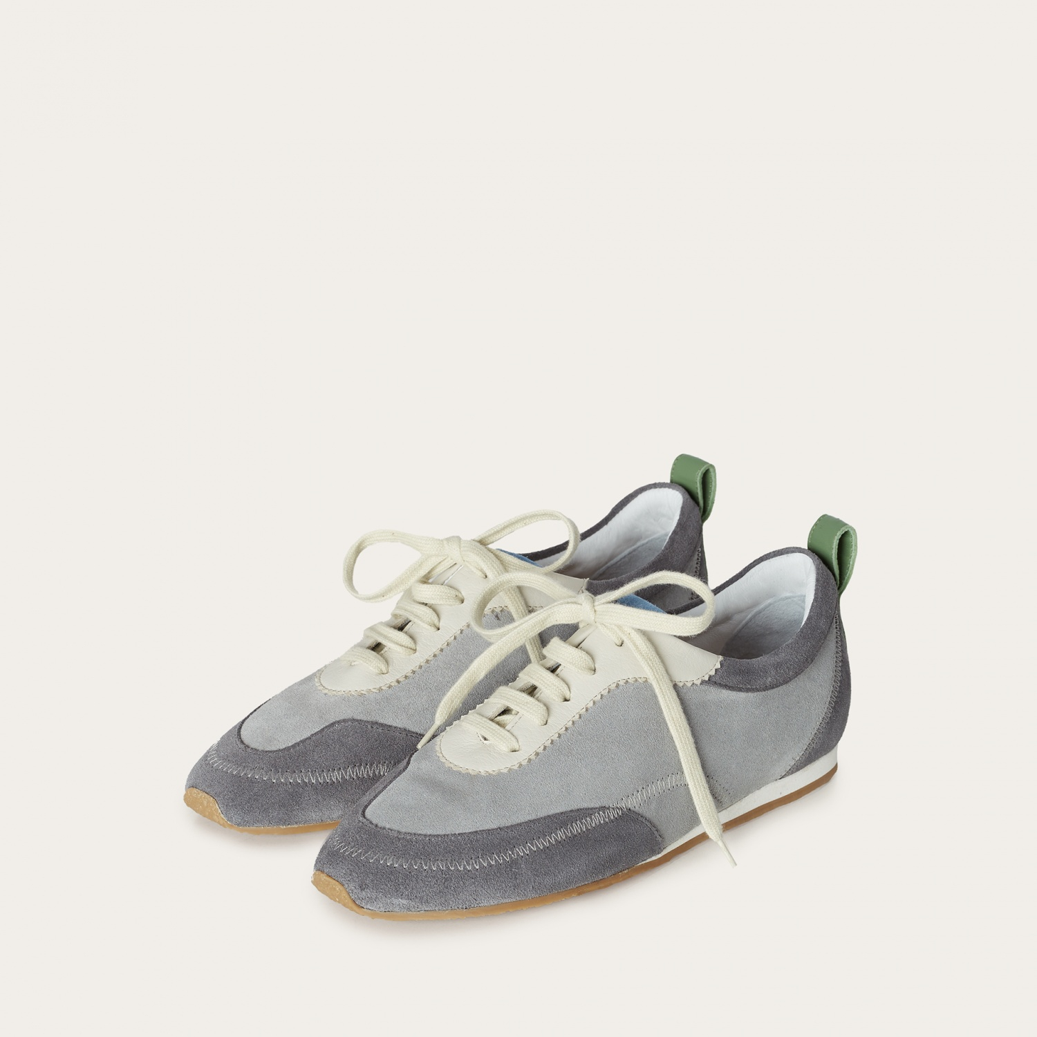 Stylowe sneakersy Balaganw odcieniach szarości z białymi sznurówkami, inspirowane stylem derby.