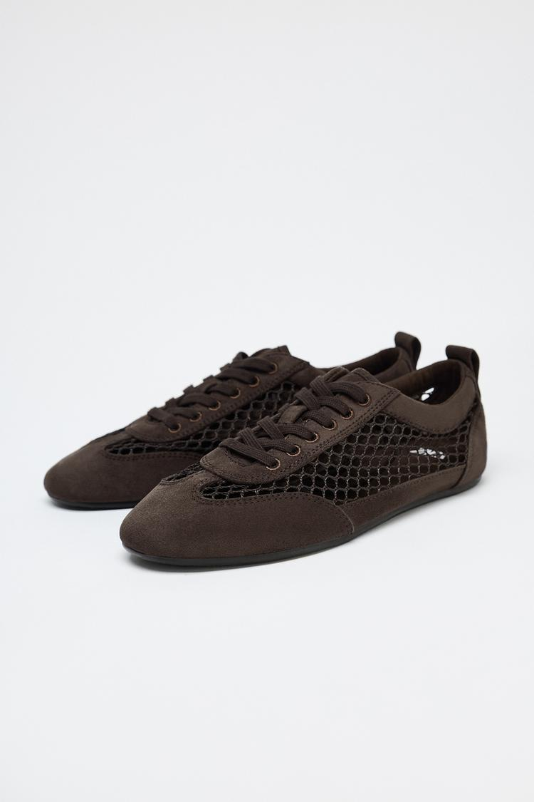 Sneakersy derby zara w ciemnym kolorze, z siateczkowymi wstawkami, eleganckie i casualowe jednocześnie.