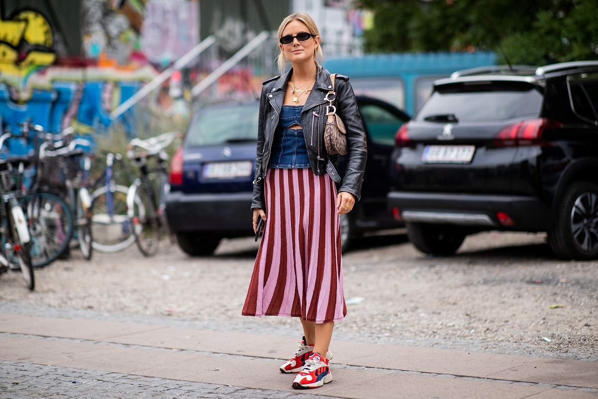 Lucy Williams w sneakersach adidas Yung1