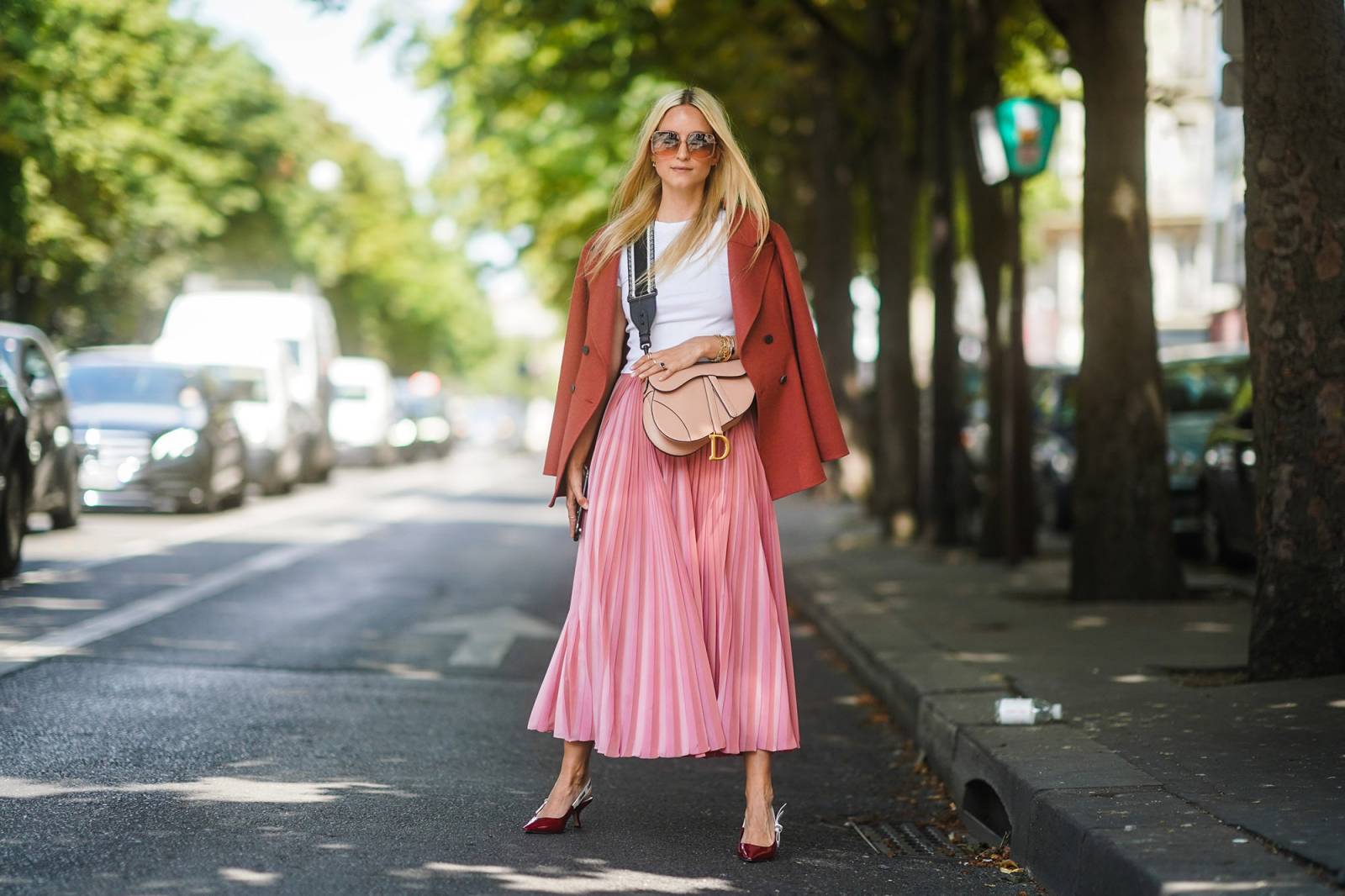 Charlotte Groeneveld podczas tygodnia mody haute couture w Paryżu (Fot. Edward Berthelot/Getty Images)