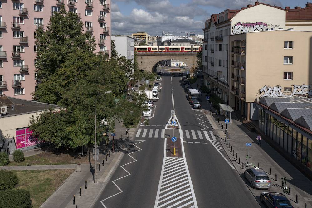 Nawet w spokojny dzień w miejscach takich jak okolice Mostu Poniatowskiego słychać ciągły szum miasta - pejzaż dźwiękowy lo-fi (Fot. Filip Springer)