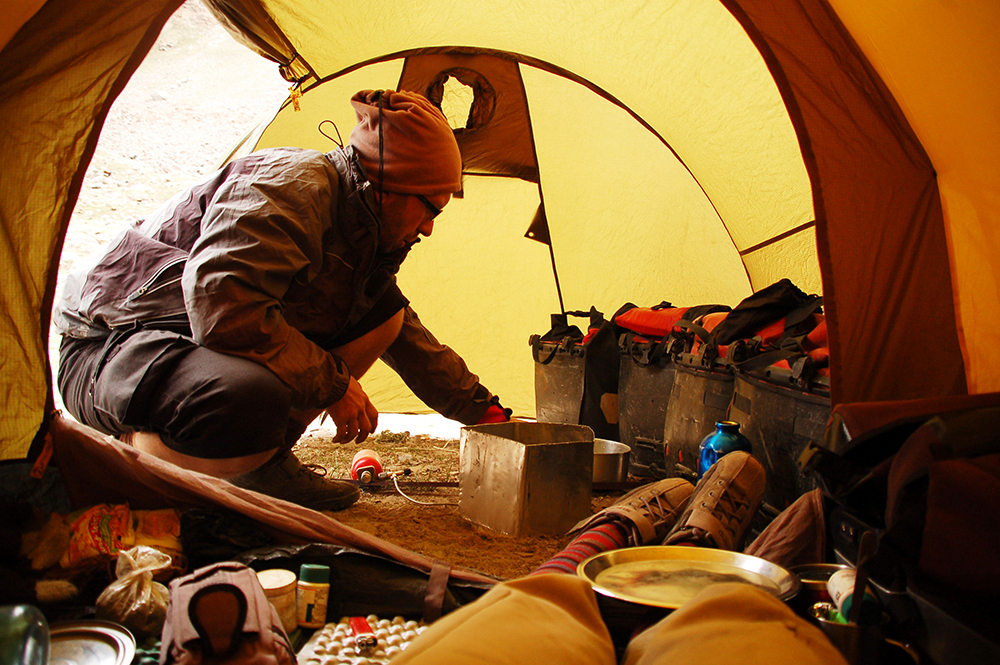 Gotowanie w namiocie w Himalajach (Fot. Archiwum prywatne)