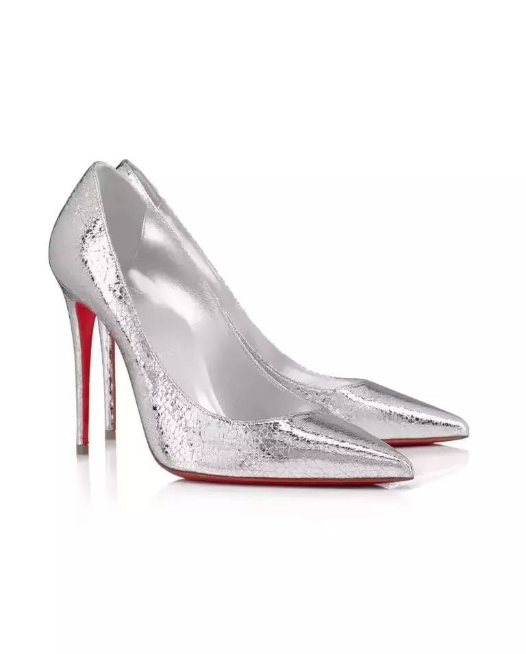 Srebrne szpilki z czerwoną podeszwą marki Christian Louboutin, 3320 zł (Fot. Materiały prasowe)