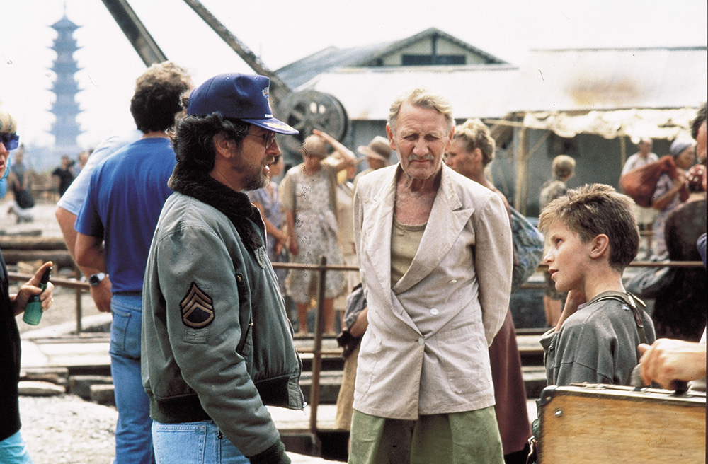 Steven Spielberg i Christian Bale na planie filmu Imperium słońca (Fot. WARNER BROTHERS / Album, East News)