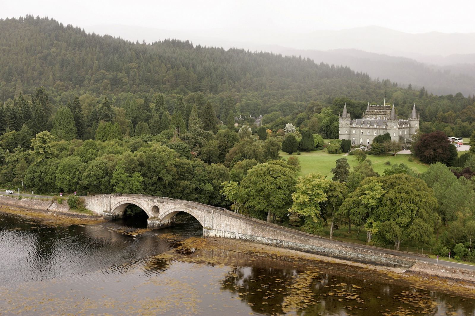 Widok na szkocki zamek Inveraray (Fot. Materiały prasowe)