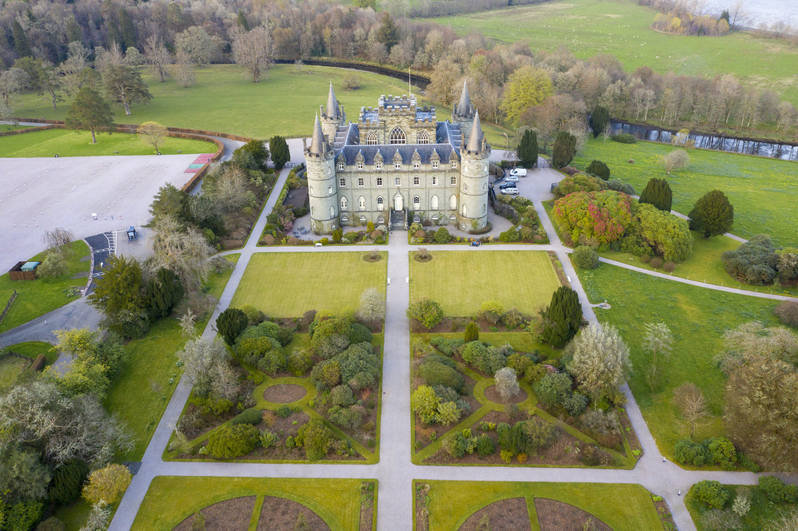 Widok na zamek Inveraray z lotu ptaka (Fot. Materiały prasowe)