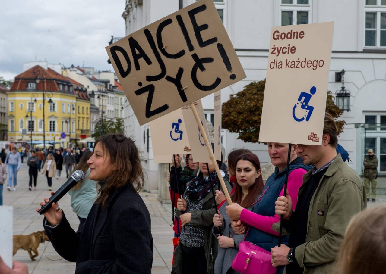 Strajk osób z niepełnosprawnościami i ich rodzin / Fot. Piotr Kiembłowski