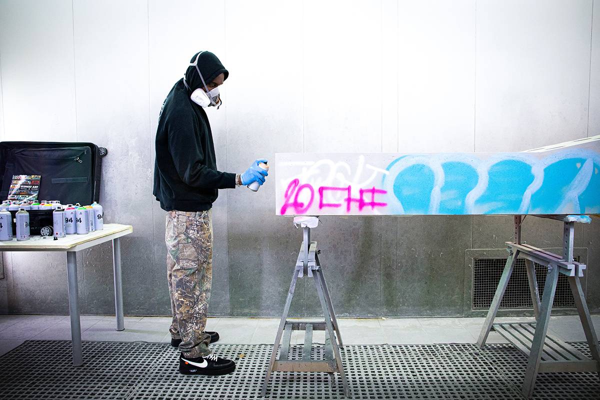 Virgil Abloh podczas tworzenia Efflorescence  (Fot. Marie Canciani, Courtesy Galerie kreo)