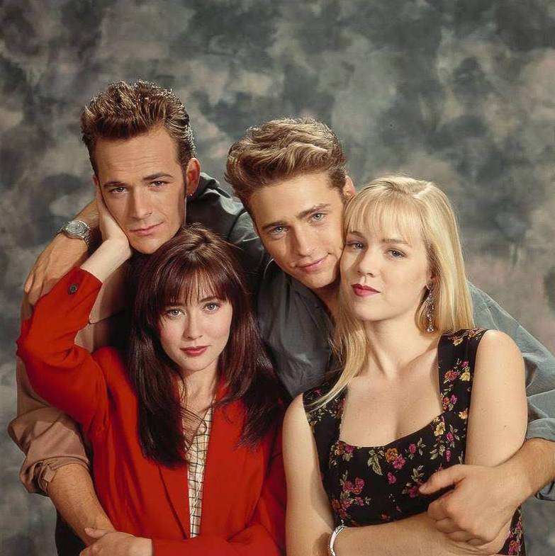 Shannen Doherty jako Brenda Walsh oraz Jennie Garth jako Kelly Taylor z serialu „Beverly Hills, 90210” (Fot. Getty Images)