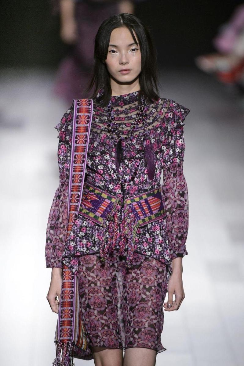 Anna Sui wiosna-lato 2018 (Fot. IMaxTree)