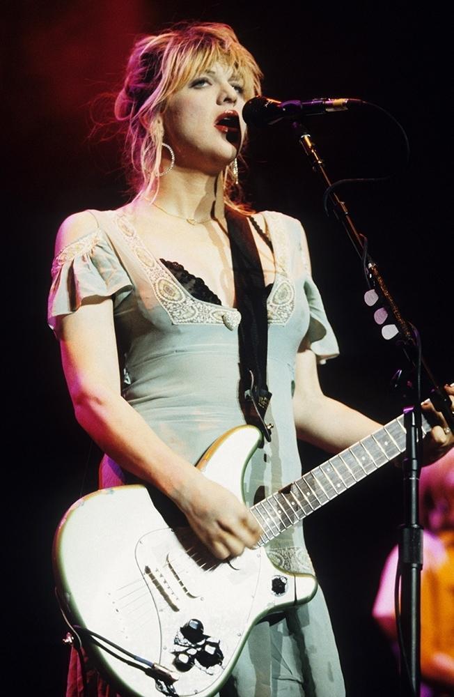 Courtney Love podczas koncertu, styczeń 1990 roku (Fot. Kevin Mazur/INACTIVE, Getty Images)