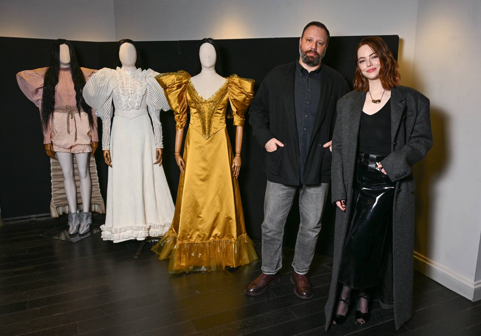 Giorgos Lanthimos i Emma Stone na wystawie poświęceonej kostiumom z Biednych istot / (Fot. Getty Images)