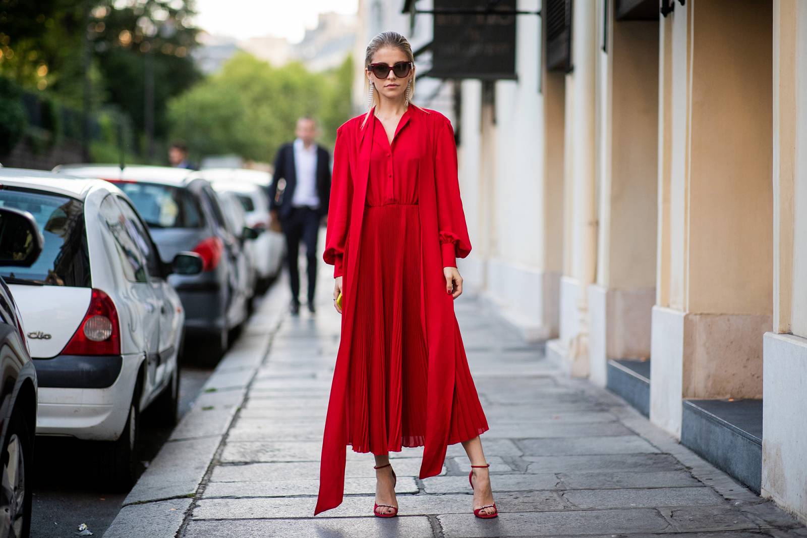 Caroline Daur podczas tygodnia mody w Paryżu (Fot. Christian Vierig/Getty Images)