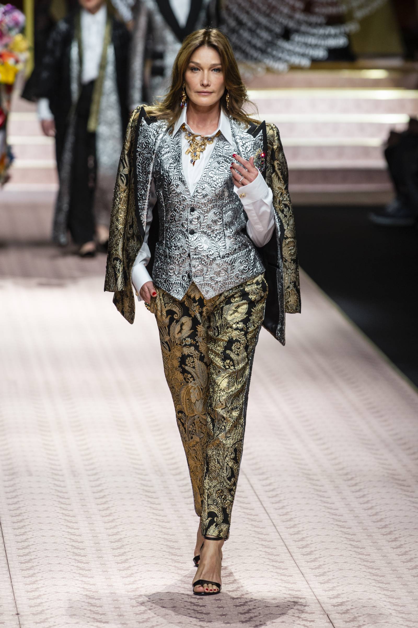Carla Bruni na pokazie Dolce & Gabbana (Fot. Imaxtree)