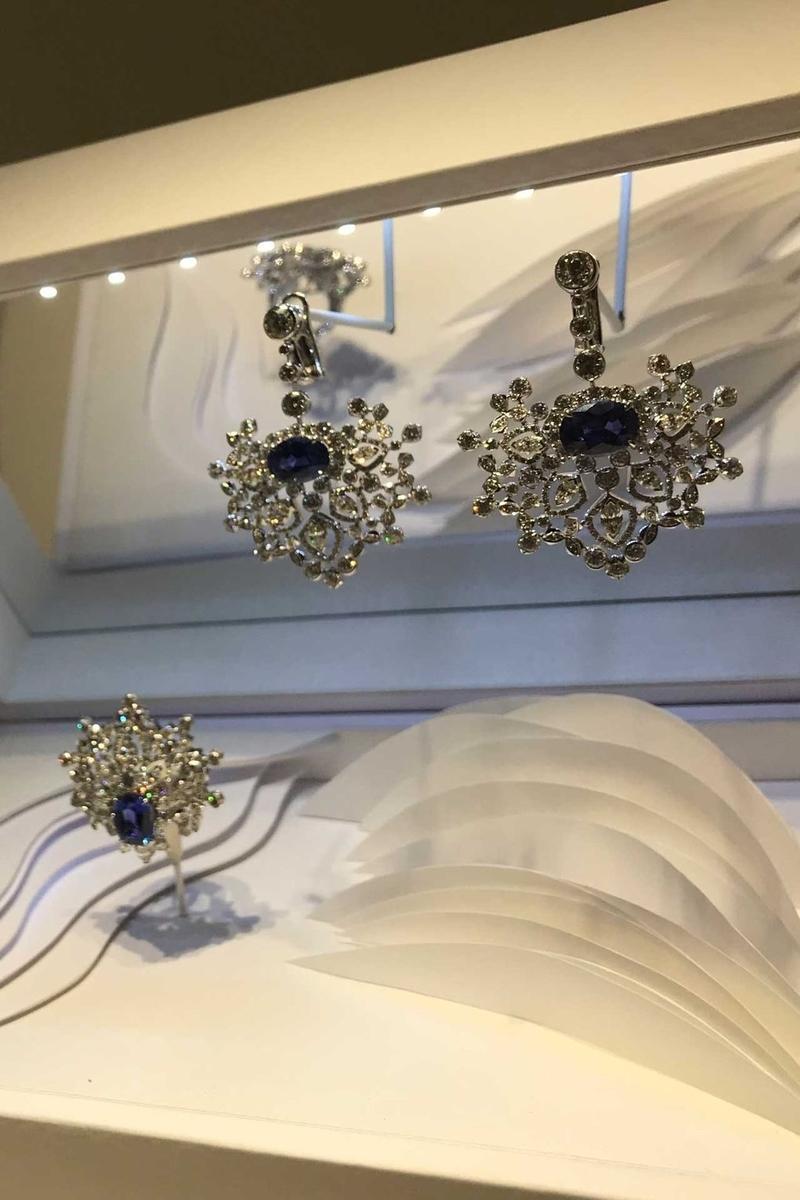 Chaumets diamond earrings and brooch set in white gold with sapphires from Ceylon (Photo: Natasha Cowan)