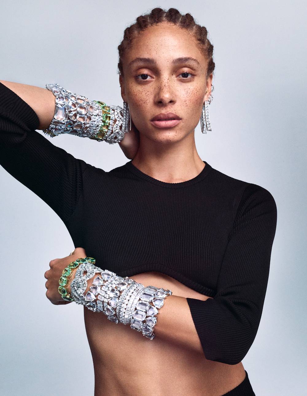 Adwoa Aboah w biżuterii z Rodziny Millenia (Fot. Mikael Jansson)