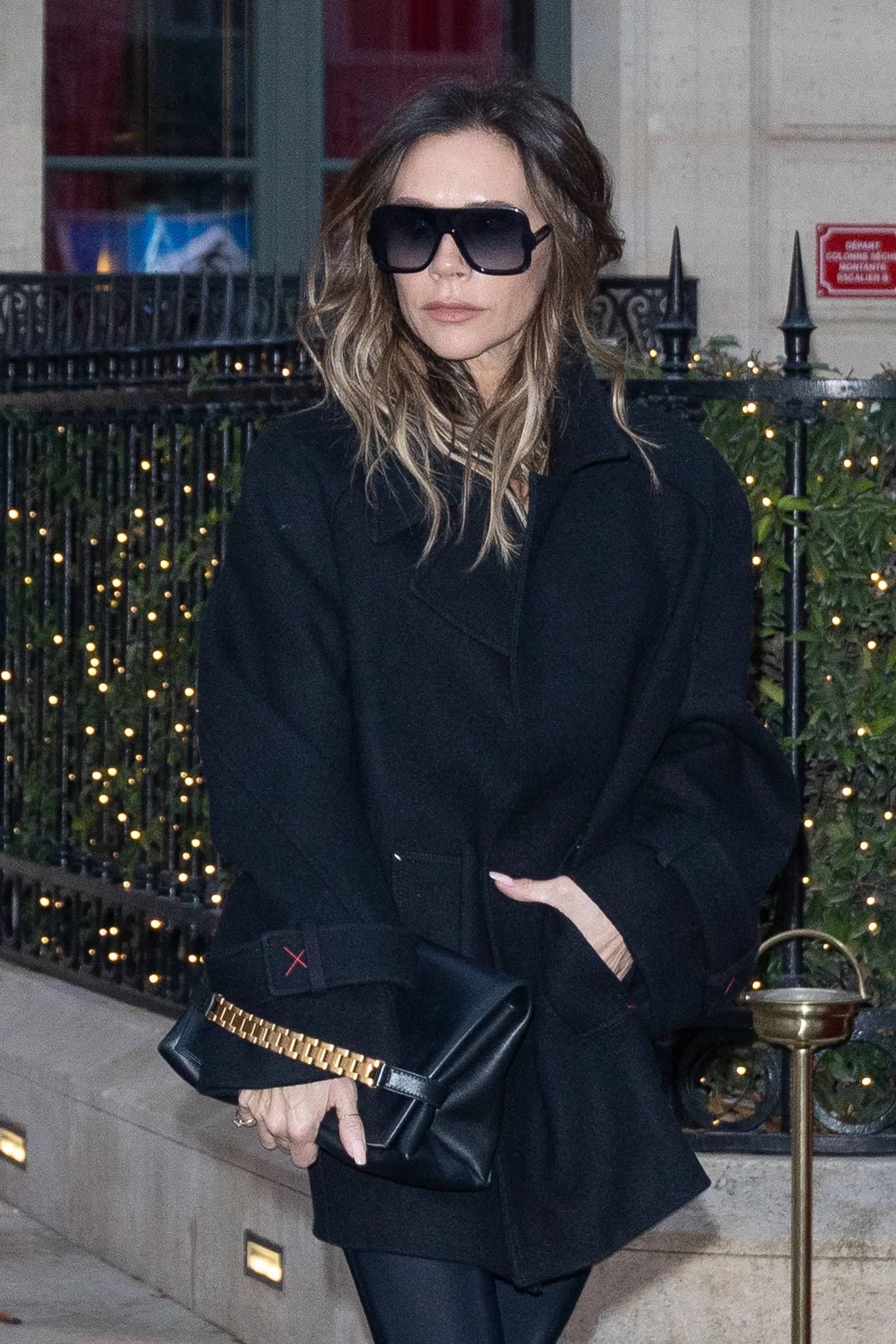 Victoria Beckham w czarnym płaszczu o pudełkowym fasonie w Paryżu w grudniu 2022 roku (Fot. Getty Images)