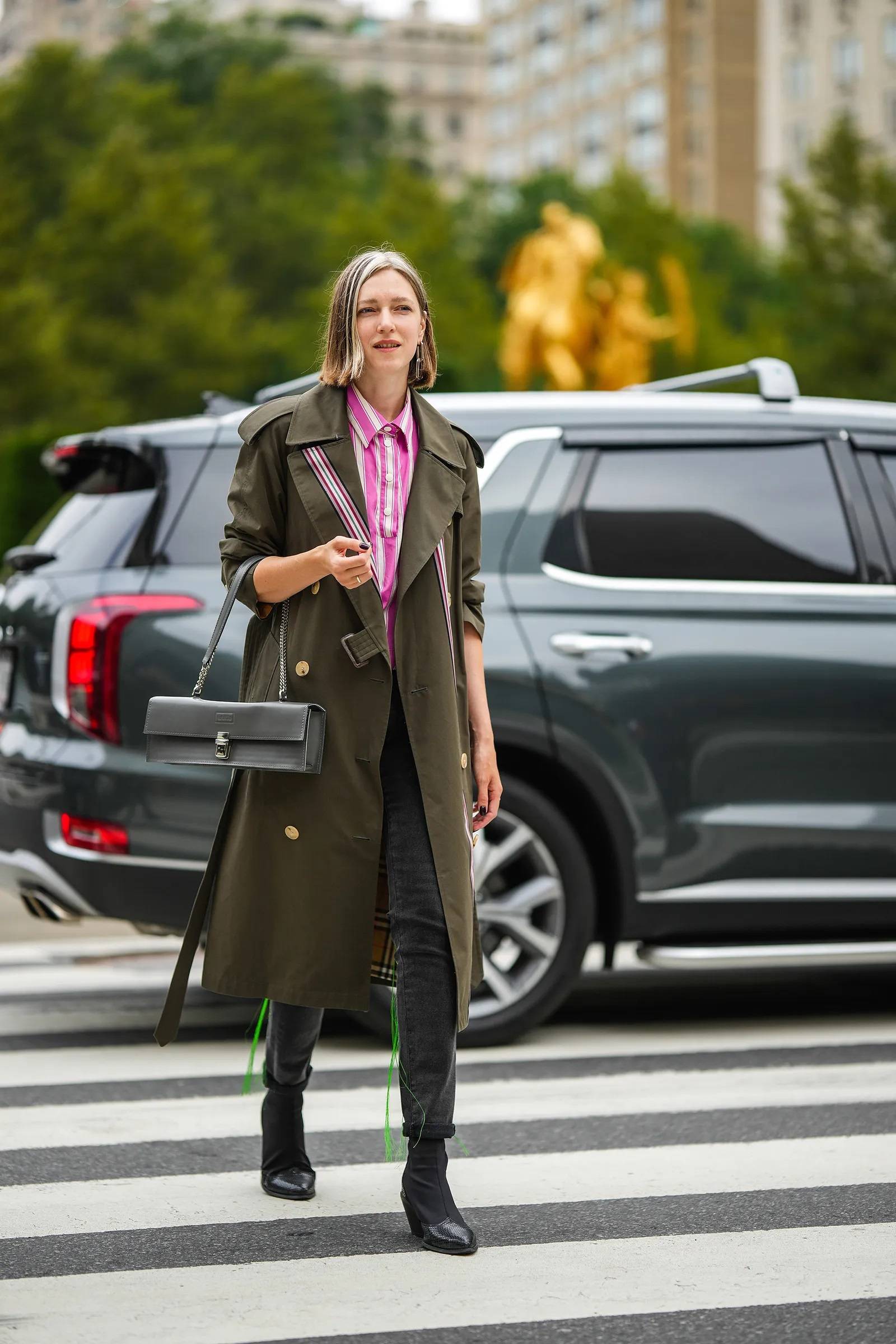 Skinny jeans do botków typu skarpeta to streetowy pewniak. (Fot. Edward Berthelot / Getty Images)