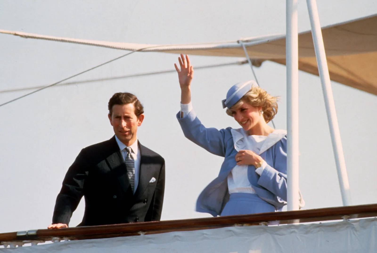 Książę Karol i księżna Diana na Sardynii we Włoszech w 1985 roku. Sześć lat później powrócili na „drugi miesiąc miodowy”. (Fot. Getty Images)